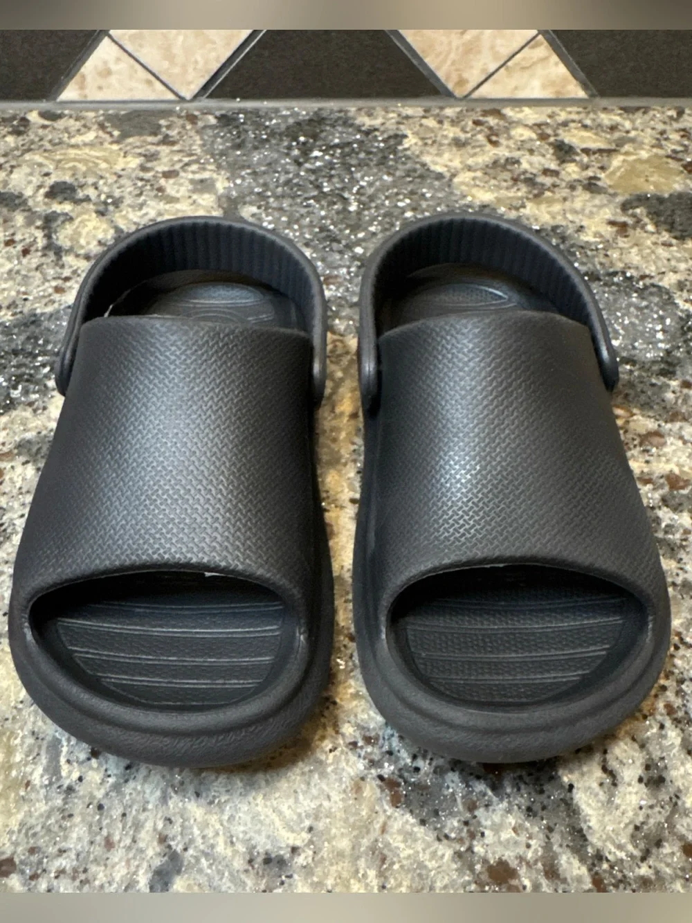 Reef Little Rio Slide Black Size 8 Hardly Used